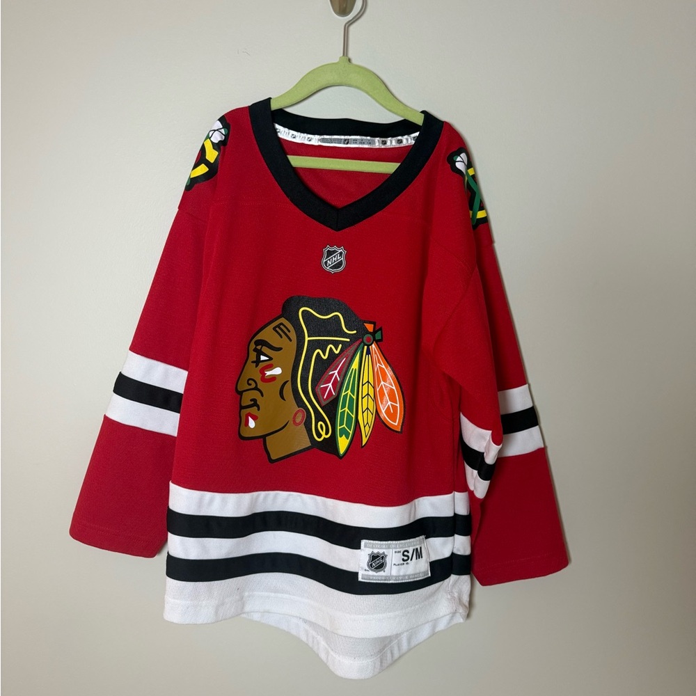 Boys Red Blackhawks Hockey Jersey - Size: S/M‎